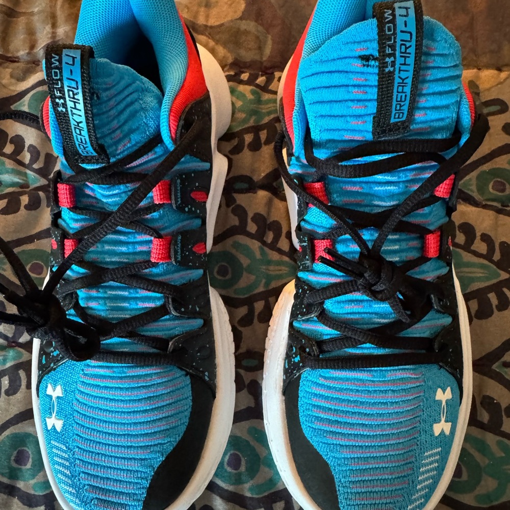 Under Armour Womans Flow Breakthru Basketball sneaker size 8.